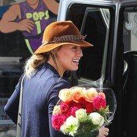 Pregnant Hilary Duff receives flowers from a paparazzo | Picture 88886